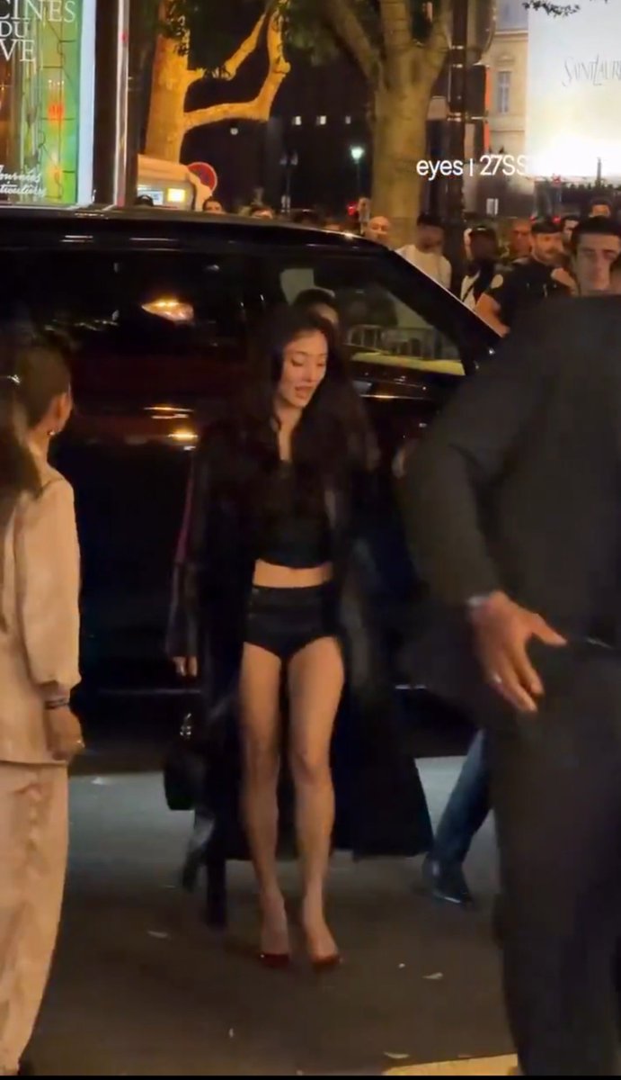 OLTSupport's tweet photo. TWICE's JIHYO at the Christian Louboutin show.. Omg look at her! 

 #ChristianLouboutinSS27xJIHYO #JIHYO @LouboutinWorld https://t.co/PwPuzZZHwx
