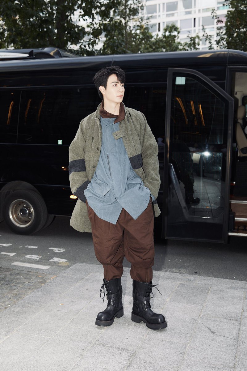 nununababymine's tweet photo. he’s never afraid of making bold choices, he loves fashion to the point of wanting to try it all. so so proud of you today pupp 🫳🏻🐶
#ZeePruk https://t.co/qevOni48Hy