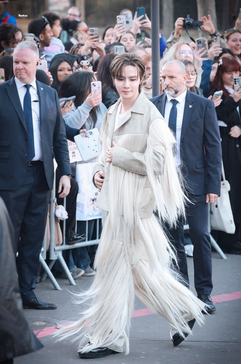 nununababymine's tweet photo. he’s never afraid of making bold choices, he loves fashion to the point of wanting to try it all. so so proud of you today pupp 🫳🏻🐶
#ZeePruk https://t.co/qevOni48Hy