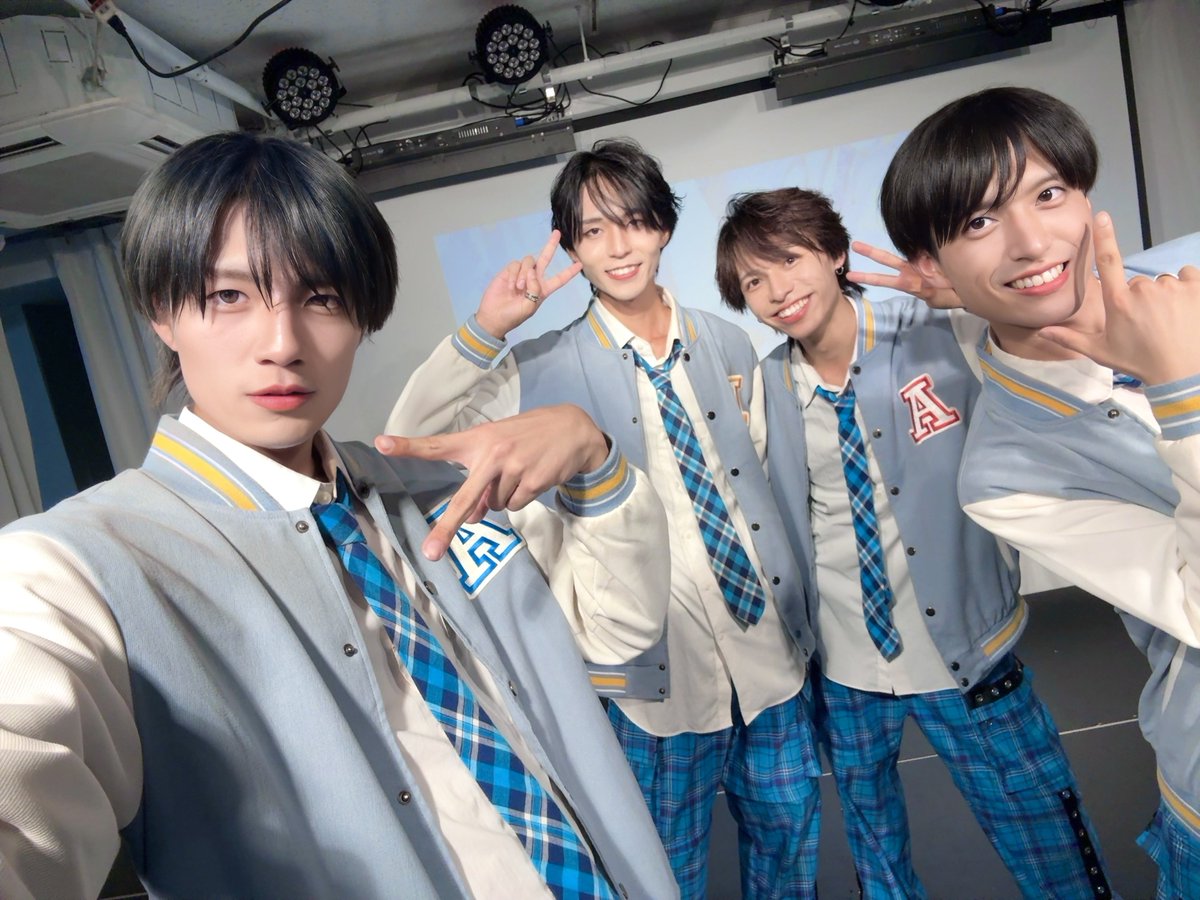 premiere_kyoya's tweet photo. 先日はファンミーティング&TikTok撮影会にお越しくださりありがとうございました❤️💙💚🧡

発表からこの日に至るまで本当にあっという間だったね

僕は人を笑顔にしていく立場なのでいつでも前を向いていたくてこの1ヶ月間を経て2人を送り出す体制とか気持ちの整理とか十分に出来ていたつもりだったけど、ファンのみんなの心情も色んな変化があっただろうし、いざみんなの反応を目にしたり当日現実に直面すると今日という日を受け入れられていない自分もいて自分自身もびっくりしたし
ファンのみんなは日常の中でこの気持ちを感じて、これからも感じながら生きていくのかなって思ったりもしました

だからファンのみんなには、みんなが好きになってくれたあばんちゅ〜る！を守りきれなくてごめんって気持ちが込み上げてきました
知名度もまだまだの僕たちに多くの方が人生と期待を預けてくれたおかげで僕らもやりたいことが出来てきたし色々な景色をお返しすることができて、それに対して僕は何ができるのだろうとかも考えました

ガムシャラにアイドルとして、一人間として大切にしているプライドをブラさないようにただ前を向いてやり抜く、でもそれだけで大丈夫なのかな？とかでもやっぱり僕のやり方も大事にするべき？とか色々考えたんだよね😌
アイドルってこういうときどうするべきなんだろうとか世のアイドルさんたちはどうしてるんだろって色々調べたり、色んな考えがイタチごっこになったりもして頭がパンクすることもあったけど、結局これまで僕自身の軸を信じて着いてきてくれたみんなのことを思い出したら自然と僕は前に立ってどんな状況にも屈しない僕でいる選択をしました
万人に受ける？納得？する考えではないからこそ、未来を背中で語るだけでは無くファンのみんなに寄り添いながら一緒に乗越えていく必要もあるって感じました

中途半端じゃない4人だからこそ歩んでこれた2年間、楽しいことや壁にぶつかった時、小さな努力の積み重ねや成長や目標を達成してきて僕自身も成長したし時間以上に価値のある期間でもありました
でもこれからは2人の分も頑張らなきゃ行けないのも現実で、僕らに足りないものは？って考えながらも脱退まで僕らが成長する時間をくれたとも感じているし、初めて何かに本気で取り組む僕の良き仲間として共に歩んでくれたことに感謝を伝えたいです

数字では表せない喜びも沢山味わったし初めての遠征や初のライブ会場、初のコラボに初の主催などあばんちゅの土台となったこれまでは今後も僕たちの中で生き続けるはずです
今思えば千賀からはアイドルというものを学んだりしたし、流風音からは人との付き合い方とかも学んで尊敬に値する2人で、もちろんりくとからも学んだことはいっぱいあるよ！笑
間違いを正すのも仲間だったしあばんちゅが始まってからはコミュニケーションの無い日が存在しないくらいだしここまで情が湧くとも思っていなかったよ正直笑
出来ないが出来るに変わった時はいつも仲間の支えがあった🙂‍↕️
あの時はこうだったねっていつか笑い合えるのもいいね😼

理由はなんであれ彼らが決めた事は彼らの人生として応援してあげたいし応援してます、だからこそ僕らもこれまでのあばんちゅの良さを大事にしつつこれまでを超えれるように色々勉強もしたり努力ももっともっとします！
頑張る理由は本当に単純でファンのみんなと見る未来のためです🤩

とはいえ全員が未来を見る準備が出来ているとは思っていないので、今ここにいる僕たちが絶対で有り続けるのでいつかこの言葉を思い出してくれた時は僕たちから元気を貰ってください！ 

失ったなんて思ってないし止まったとも思っていません、なのでこれからものんすとっぷでアイドルをし続けるのでそんな僕たちに期待の眼差しをぶつけてくれたら嬉しいです‼️