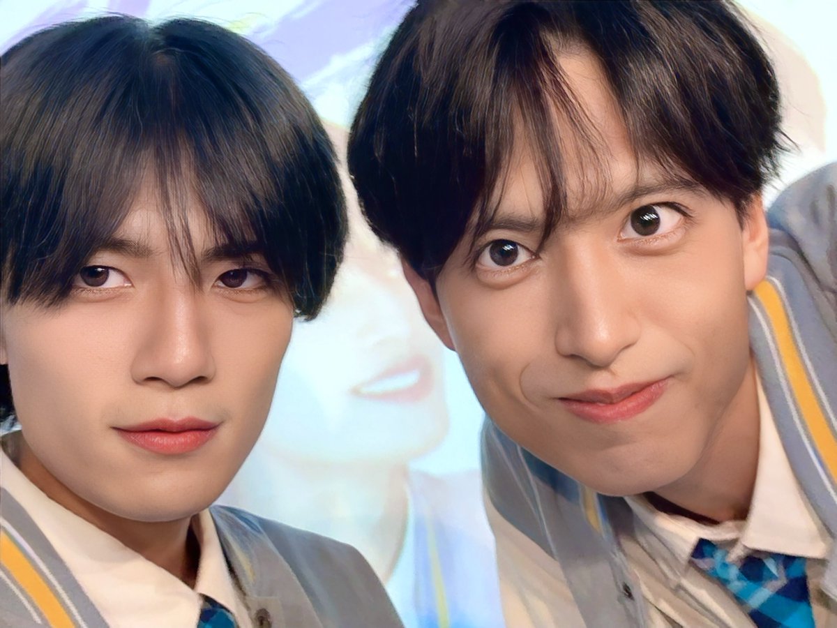premiere_kyoya's tweet photo. 先日はファンミーティング&TikTok撮影会にお越しくださりありがとうございました❤️💙💚🧡

発表からこの日に至るまで本当にあっという間だったね

僕は人を笑顔にしていく立場なのでいつでも前を向いていたくてこの1ヶ月間を経て2人を送り出す体制とか気持ちの整理とか十分に出来ていたつもりだったけど、ファンのみんなの心情も色んな変化があっただろうし、いざみんなの反応を目にしたり当日現実に直面すると今日という日を受け入れられていない自分もいて自分自身もびっくりしたし
ファンのみんなは日常の中でこの気持ちを感じて、これからも感じながら生きていくのかなって思ったりもしました

だからファンのみんなには、みんなが好きになってくれたあばんちゅ〜る！を守りきれなくてごめんって気持ちが込み上げてきました
知名度もまだまだの僕たちに多くの方が人生と期待を預けてくれたおかげで僕らもやりたいことが出来てきたし色々な景色をお返しすることができて、それに対して僕は何ができるのだろうとかも考えました

ガムシャラにアイドルとして、一人間として大切にしているプライドをブラさないようにただ前を向いてやり抜く、でもそれだけで大丈夫なのかな？とかでもやっぱり僕のやり方も大事にするべき？とか色々考えたんだよね😌
アイドルってこういうときどうするべきなんだろうとか世のアイドルさんたちはどうしてるんだろって色々調べたり、色んな考えがイタチごっこになったりもして頭がパンクすることもあったけど、結局これまで僕自身の軸を信じて着いてきてくれたみんなのことを思い出したら自然と僕は前に立ってどんな状況にも屈しない僕でいる選択をしました
万人に受ける？納得？する考えではないからこそ、未来を背中で語るだけでは無くファンのみんなに寄り添いながら一緒に乗越えていく必要もあるって感じました

中途半端じゃない4人だからこそ歩んでこれた2年間、楽しいことや壁にぶつかった時、小さな努力の積み重ねや成長や目標を達成してきて僕自身も成長したし時間以上に価値のある期間でもありました
でもこれからは2人の分も頑張らなきゃ行けないのも現実で、僕らに足りないものは？って考えながらも脱退まで僕らが成長する時間をくれたとも感じているし、初めて何かに本気で取り組む僕の良き仲間として共に歩んでくれたことに感謝を伝えたいです

数字では表せない喜びも沢山味わったし初めての遠征や初のライブ会場、初のコラボに初の主催などあばんちゅの土台となったこれまでは今後も僕たちの中で生き続けるはずです
今思えば千賀からはアイドルというものを学んだりしたし、流風音からは人との付き合い方とかも学んで尊敬に値する2人で、もちろんりくとからも学んだことはいっぱいあるよ！笑
間違いを正すのも仲間だったしあばんちゅが始まってからはコミュニケーションの無い日が存在しないくらいだしここまで情が湧くとも思っていなかったよ正直笑
出来ないが出来るに変わった時はいつも仲間の支えがあった🙂‍↕️
あの時はこうだったねっていつか笑い合えるのもいいね😼

理由はなんであれ彼らが決めた事は彼らの人生として応援してあげたいし応援してます、だからこそ僕らもこれまでのあばんちゅの良さを大事にしつつこれまでを超えれるように色々勉強もしたり努力ももっともっとします！
頑張る理由は本当に単純でファンのみんなと見る未来のためです🤩

とはいえ全員が未来を見る準備が出来ているとは思っていないので、今ここにいる僕たちが絶対で有り続けるのでいつかこの言葉を思い出してくれた時は僕たちから元気を貰ってください！ 

失ったなんて思ってないし止まったとも思っていません、なのでこれからものんすとっぷでアイドルをし続けるのでそんな僕たちに期待の眼差しをぶつけてくれたら嬉しいです‼️