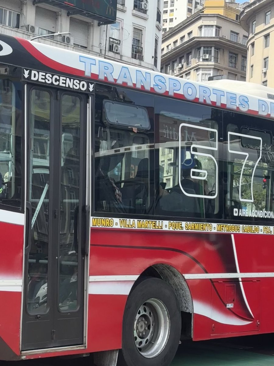 geniuslabtss's tweet photo. Apuesto 2 pesos a que jungkook le va a sacar una foto a este colectivo cuando venga https://t.co/l8vPb02iM3
