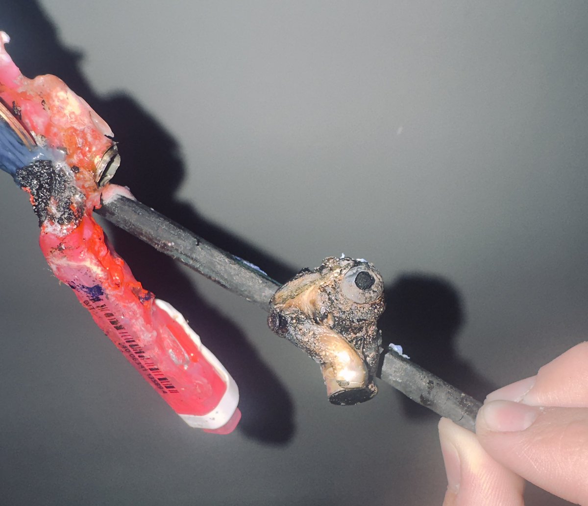 s__yuuse's tweet photo. c´est à qui le airpod? #blocus au #lycée https://t.co/JKIiUB0RAc