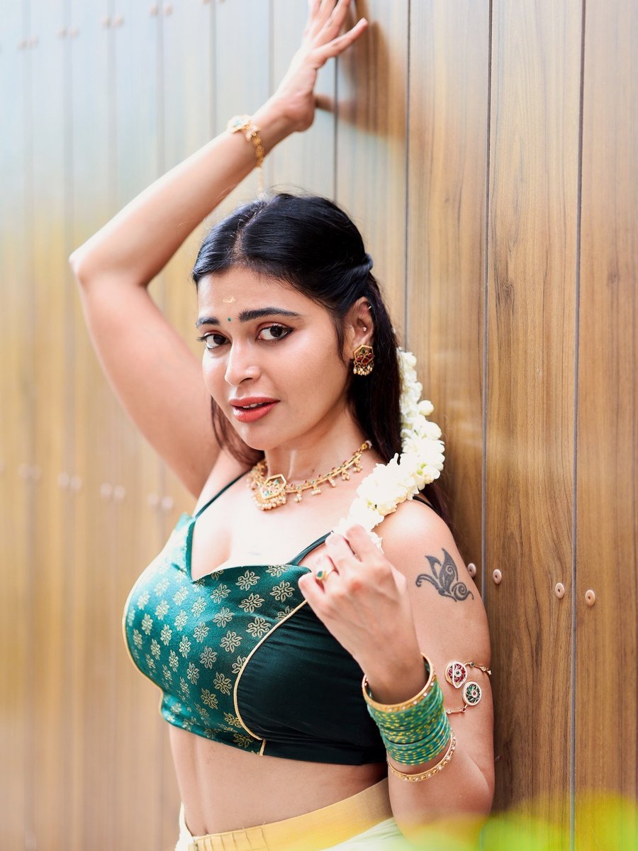 Diyapottachi's tweet photo. Sleeping with Virgin boy

Sissy me ~ Ennada nee start pannuriya? Illa nan pannava?

He ~ Neengalae pannuga akka

Me ~ Seri BJ start pannava? Illa anal panriya?

He ~ Adhuvum neengale mudivu pannikonga akka

Me ~ Dei enda ivlo shy ah iruka? Kitta va😘🥰 https://t.co/8AWfzxZFzw