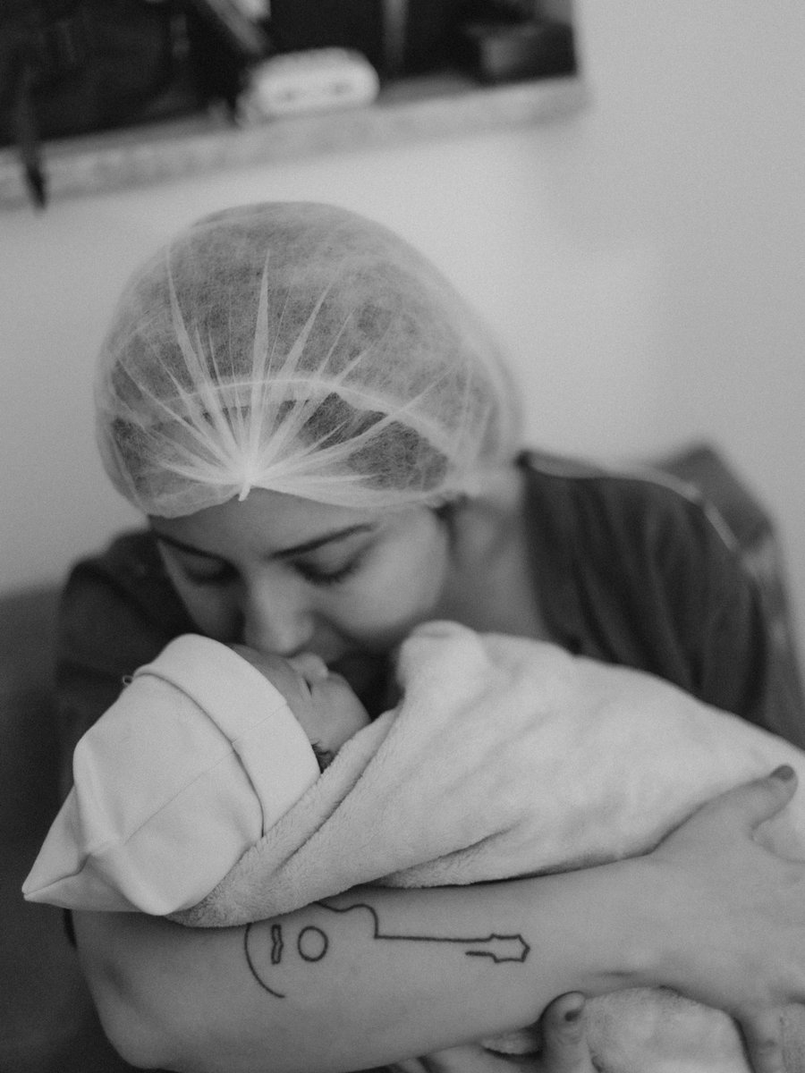 FalaramNet's tweet photo. LINDAS! Mari Fernandez e Júlia Ribeiro anunciaram o nascimento da primeira filha 

“Nosso maior presente chegou! Isabela, 01/10/2026, 13h22” https://t.co/oAZxfUOl2X