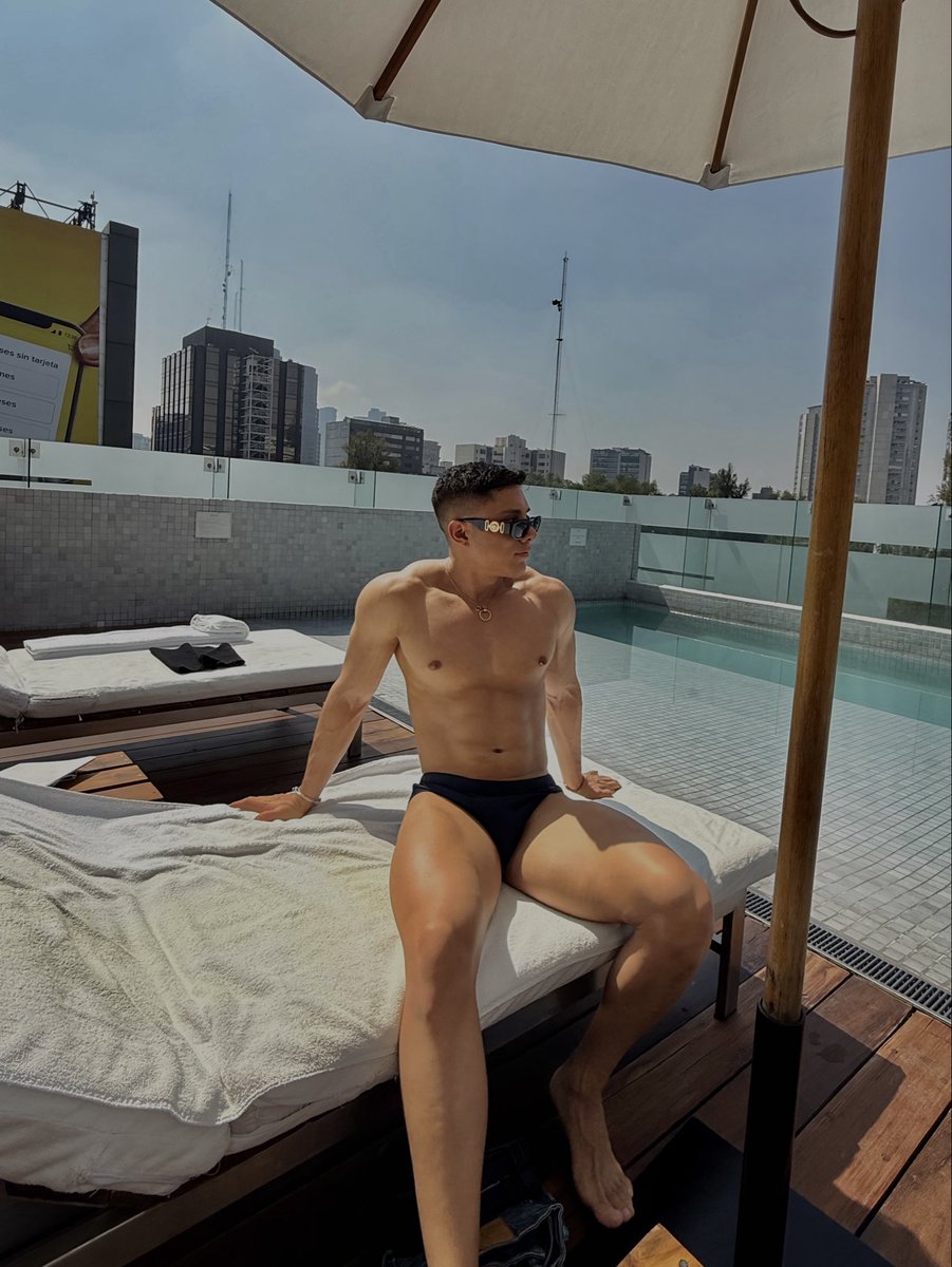 adrianemece's tweet photo. Pool day 🌞 https://t.co/yrnrblIMUi