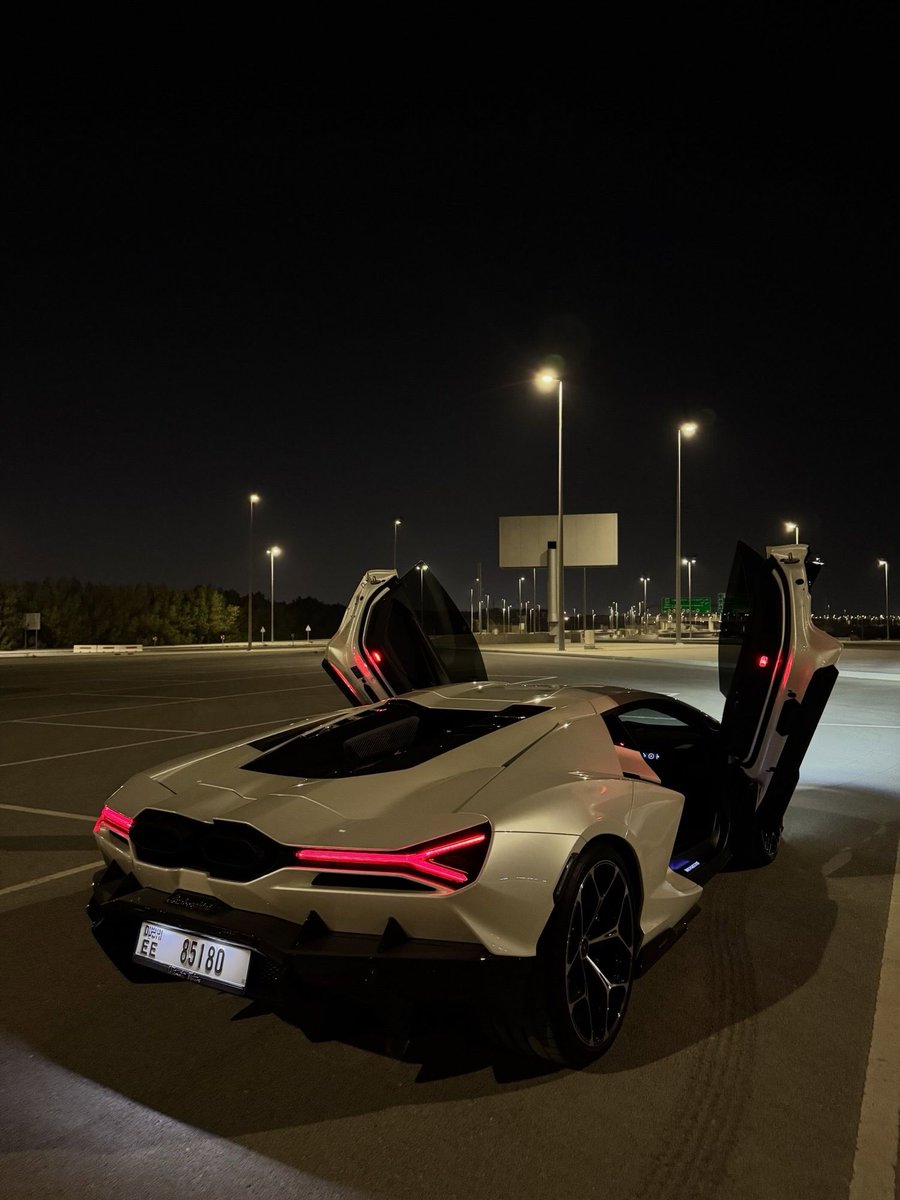 TheAutoHub's tweet photo. Lamborghini Revuelto https://t.co/y0R9vbvy35