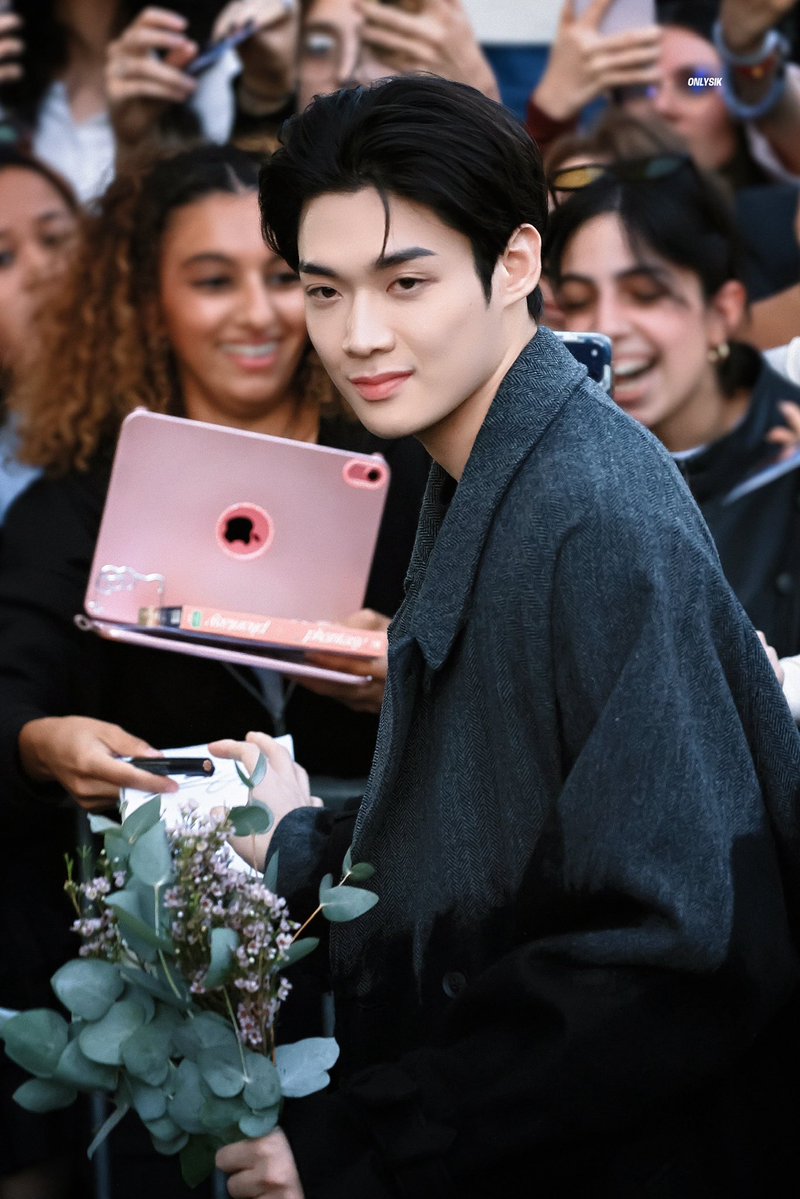 OnlySik_'s tweet photo. 𝟐𝟔𝟏𝟎𝟎𝟐 |𝐏𝐅𝐖𝐒𝐒𝟐𝟕
𝐒𝐭𝐚𝐲 𝐖𝐢𝐭𝐡 𝐌𝐞

KIMYOONSIK YOHJIYAMAMOTO SS27

#YohjiYamamotoxKIMYOONSIK
#YohjiYamamoto
#YOONSIKPFWSS27 https://t.co/EBGArhFOhy