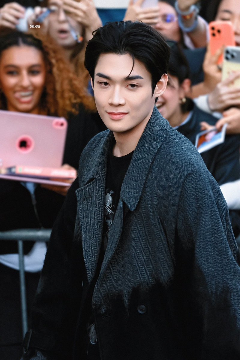 OnlySik_'s tweet photo. 𝟐𝟔𝟏𝟎𝟎𝟐 |𝐏𝐅𝐖𝐒𝐒𝟐𝟕
𝐒𝐭𝐚𝐲 𝐖𝐢𝐭𝐡 𝐌𝐞

KIMYOONSIK YOHJIYAMAMOTO SS27

#YohjiYamamotoxKIMYOONSIK
#YohjiYamamoto
#YOONSIKPFWSS27 https://t.co/EBGArhFOhy