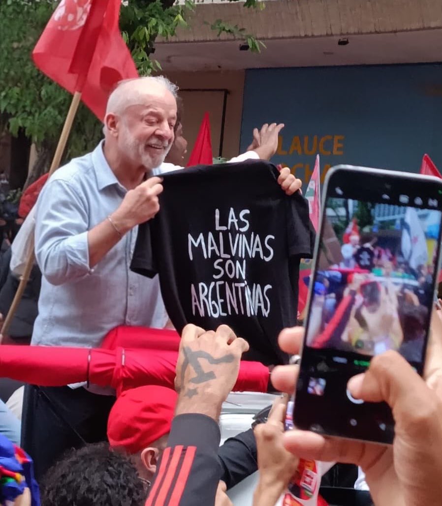 maps_black's tweet photo. 🇧🇷🇦🇷 | Lula da Silva muestra una remera con la inscripción "Las Malvinas son Argentinas" durante una caravana en Rio de Janeiro https://t.co/pfOF6P2Vhh