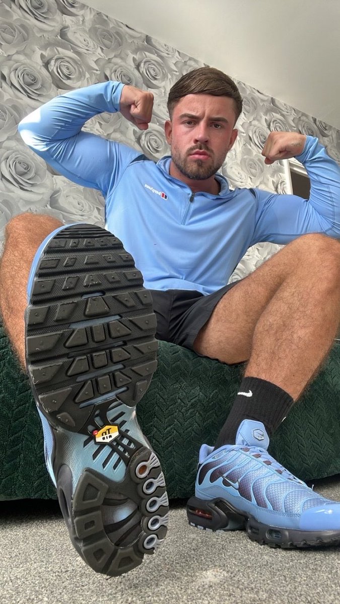 WalletsForMe1's tweet photo. In your place where you belong… below my soles😅 https://t.co/HNAPCRX9Q4
