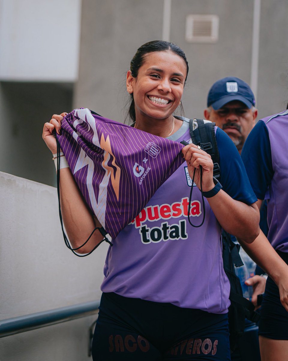 AlianzaLimaVB's tweet photo. Actitud de viernes 💜😁 https://t.co/gD9hNxRY8L
