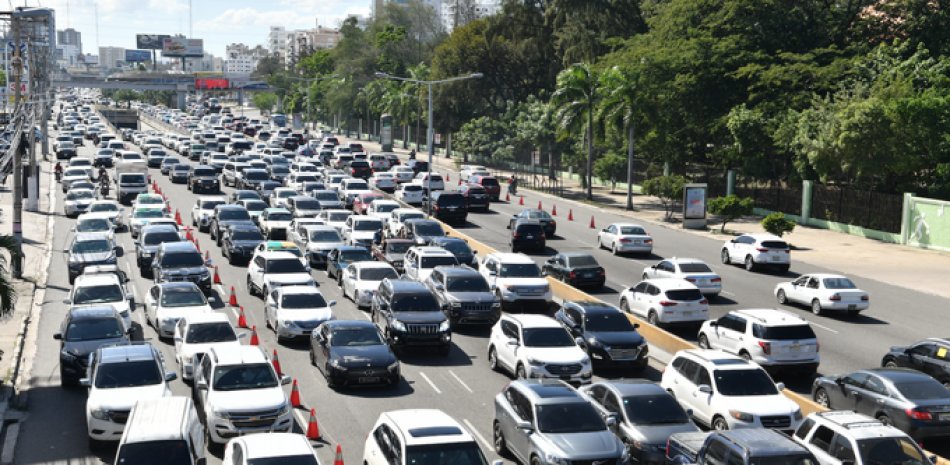 diariosdrd's tweet photo. 6.7 millones de desplazamientos diarios en el Gran Santo Domingo, San Cristóbal, Haina y Nigua. El Intrant estima 3.49 millones de personas y 1.92 viajes diarios.

#Intrant #Movilidad #Transporte #SantoDomingo #RD #Tránsito #Viajes #DSD
🔗https://t.co/9bUSWKThVU https://t.co/N35FH6rRCp