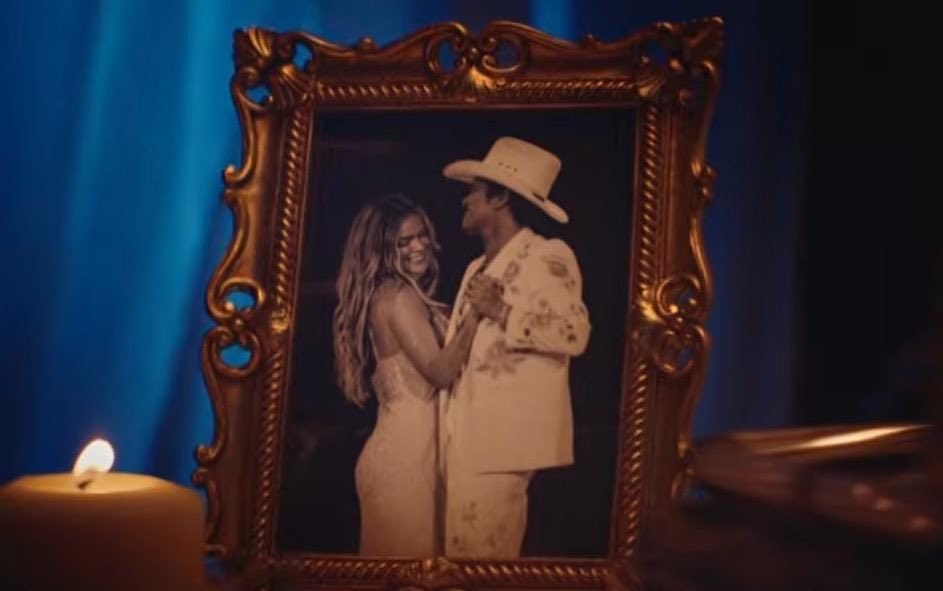 ColombiaKarolG's tweet photo. Bruno Mars a Karol G : El mundo necesita tu luz y tu voz Carolina. Gracias por ser mi Julieta 😭🥹🩵🩵🩵 https://t.co/2sKuxZRoZd