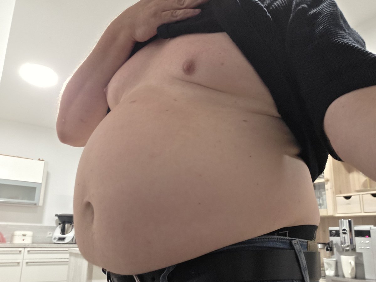 GrowingCarsten's tweet photo. Fühle mich schlecht. So sehe ich nach 7 Monaten Diät aus. Ich habe 23 Kilo verloren.  Von 133kg auf 110kg. Warum nur? Ich habe mein Fett geliebt. #weightgain #bhm #thick #fat #obese #bigbelly #plumper #chubby #plussize #tummy #fattie #feedee #feeding #fatissexy #fatfetish https://t.co/Ah4ySmTfTs