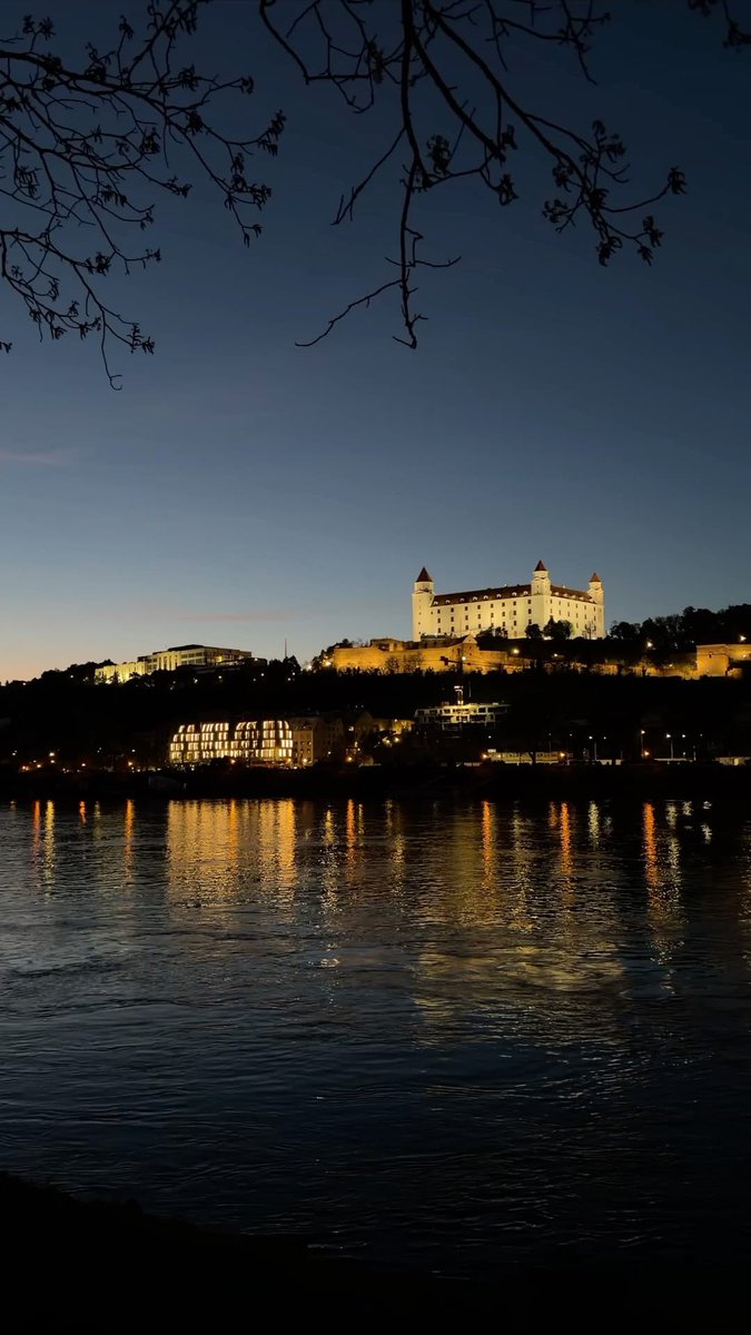 Ninanz7's tweet photo. Bratislavský hrad v noci a Dunaj pod ním… ✨🌙 Tento výhľad má jednoducho svoje čaro. ❤️

#Bratislava #Dunaj #Slovensko https://t.co/5YsBobrOqt
