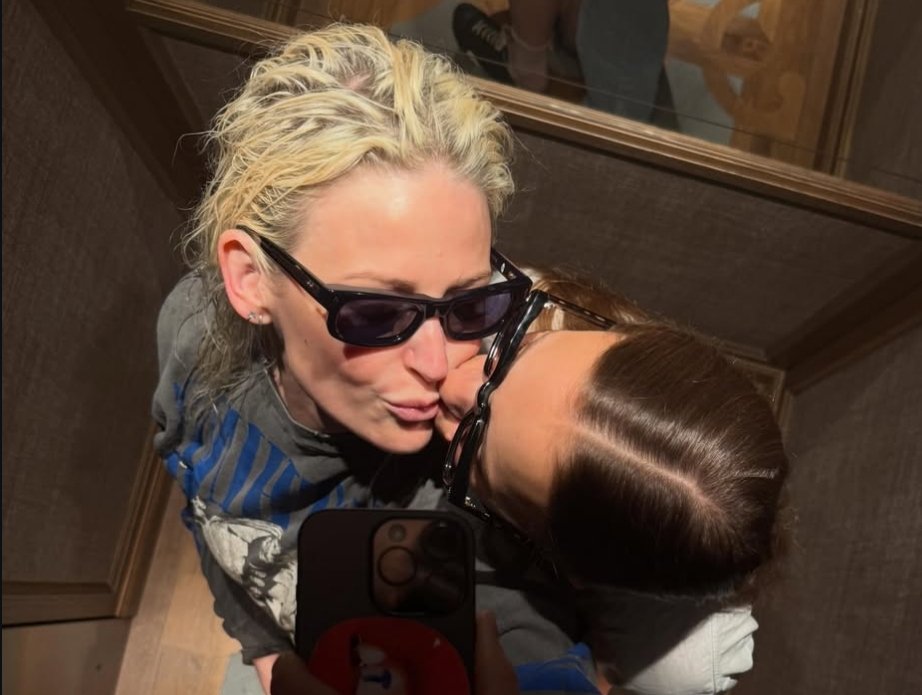 casasbahiamg's tweet photo. queria mto entender como uma pessoa que diz que é fã do lp, cujos vocalistas são esses, e que defende a Emily e diz que adora ele, tbm é fã do Nikolas Ferreira https://t.co/4H7aOPr7LG