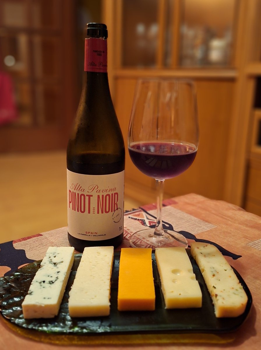 dmanso73's tweet photo. Vino y queso saben a beso. Una variedad de quesos internacionales y un Pinot Noir de Castilla y León (Valladolid). A disfrutar del Viernes 🍷🧀👍
#vino #relax #winemoment https://t.co/PsIfmLli5B
