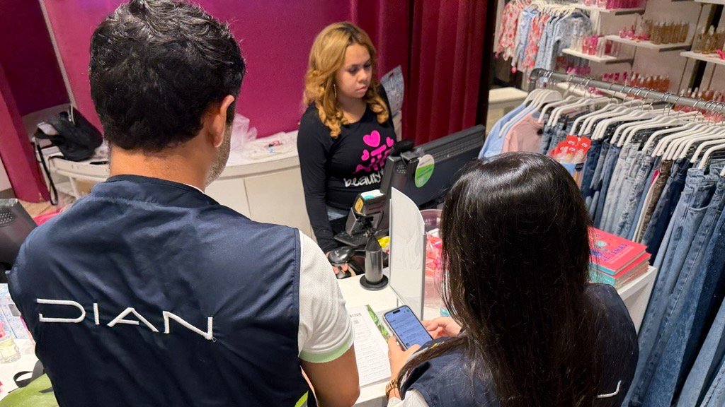 DIANColombia's tweet photo. 🔎 ¡Más de 400 visitas de fiscalización en seis centros comerciales de Barranquilla!

La #DIAN realizó estas acciones para detectar posibles omisiones o irregularidades en la facturación electrónica y fortalecer el control contra la evasión tributaria.

Con #DIANEnTerritorio promovemos el cumplimiento voluntario de las obligaciones tributarias.

¿Factura electrónica o normal?

🧾 Lo normal es la factura electrónica.

#GestiónDIAN