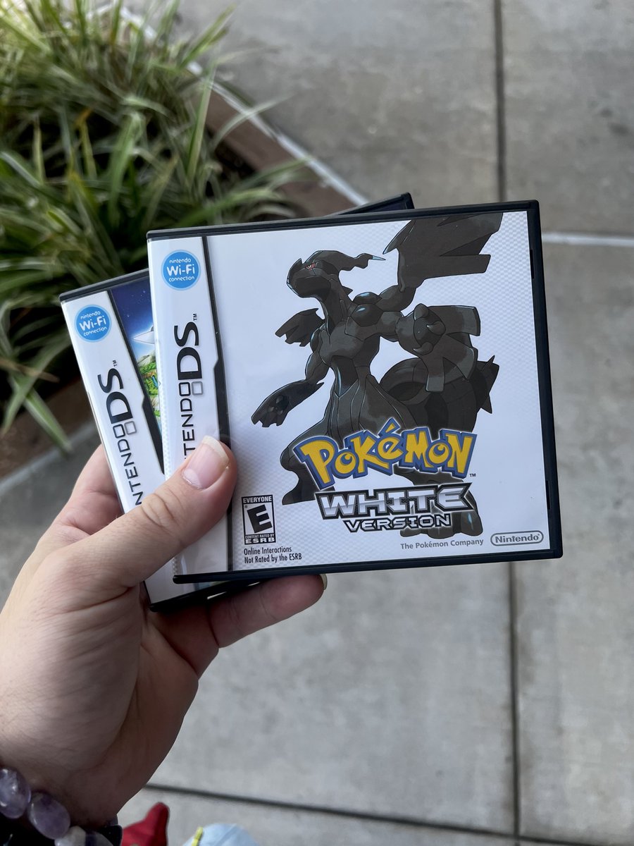 Tales_of_Taylor's tweet photo. super random!!! walked into a gamestop to look around and a guy was trying to sell his pokémon white version, gamestop says they’ll do $17.50 in cash and i blurt out “damn id give you way more than $17 for it” and now im the proud owner of a cib white version https://t.co/cTQ7AdiFXv