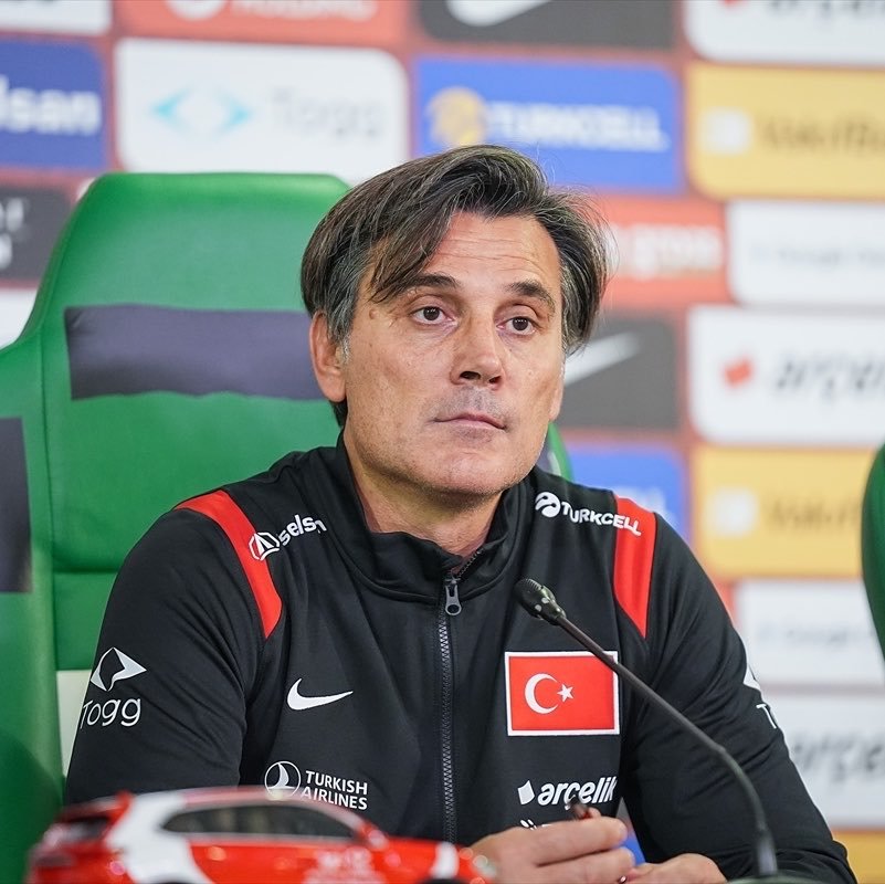 Turkk88's tweet photo. Seni başımıza bela edenin Allah belasını versin.

Defol git artık montella...

#BELTUR https://t.co/8hMNMp3qTO