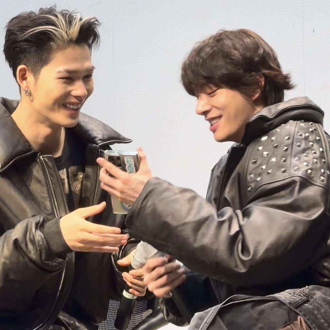crazyoverni_ki's tweet photo. ni-ki, who grew up surrounded by women and didn't know how to make friends with other boys, but luckily, jake was there to help him❤️‍🩹 https://t.co/ENMcyXdMCs