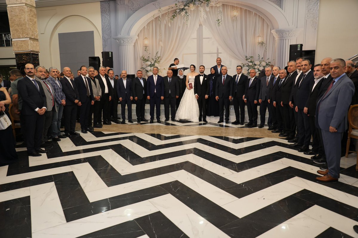 coskunali_01's tweet photo. Adana Esnaf ve Sanatkârlar Odaları Birliği Başkanımız Sayın Niyazi Göğer’in kıymetli oğlu Muhammed Enes ile Elif Simge’nin düğününe katıldık, nikâh şahitliklerini yaparak mutluluklarına ortak olduk.

Genç çiftimizi ve ailelerini gönülden tebrik ediyorum. Rabbim yuvalarından sevgiyi, huzuru ve bereketi eksik etmesin; bir ömür birbirlerine yoldaş olsunlar.