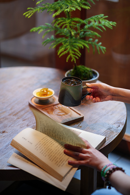 FaithCarmaxyfr's tweet photo. Mis días en casa son tranquilos: café caliente, música suave y un buen libro, eso es todo lo que necesito! https://t.co/5t8MVvWrxi