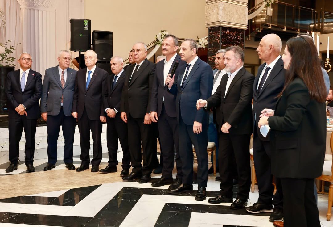 coskunali_01's tweet photo. Adana Esnaf ve Sanatkârlar Odaları Birliği Başkanımız Sayın Niyazi Göğer’in kıymetli oğlu Muhammed Enes ile Elif Simge’nin düğününe katıldık, nikâh şahitliklerini yaparak mutluluklarına ortak olduk.

Genç çiftimizi ve ailelerini gönülden tebrik ediyorum. Rabbim yuvalarından sevgiyi, huzuru ve bereketi eksik etmesin; bir ömür birbirlerine yoldaş olsunlar.