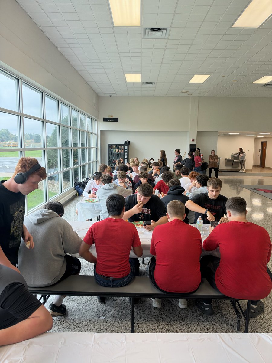 SVCardsFootball's tweet photo. Thank you to Sandy Valley Cheerleading and parents for today’s pregame meal. It has been great having them join us for pregame meals on Fridays this year. https://t.co/dpqiLp83bO