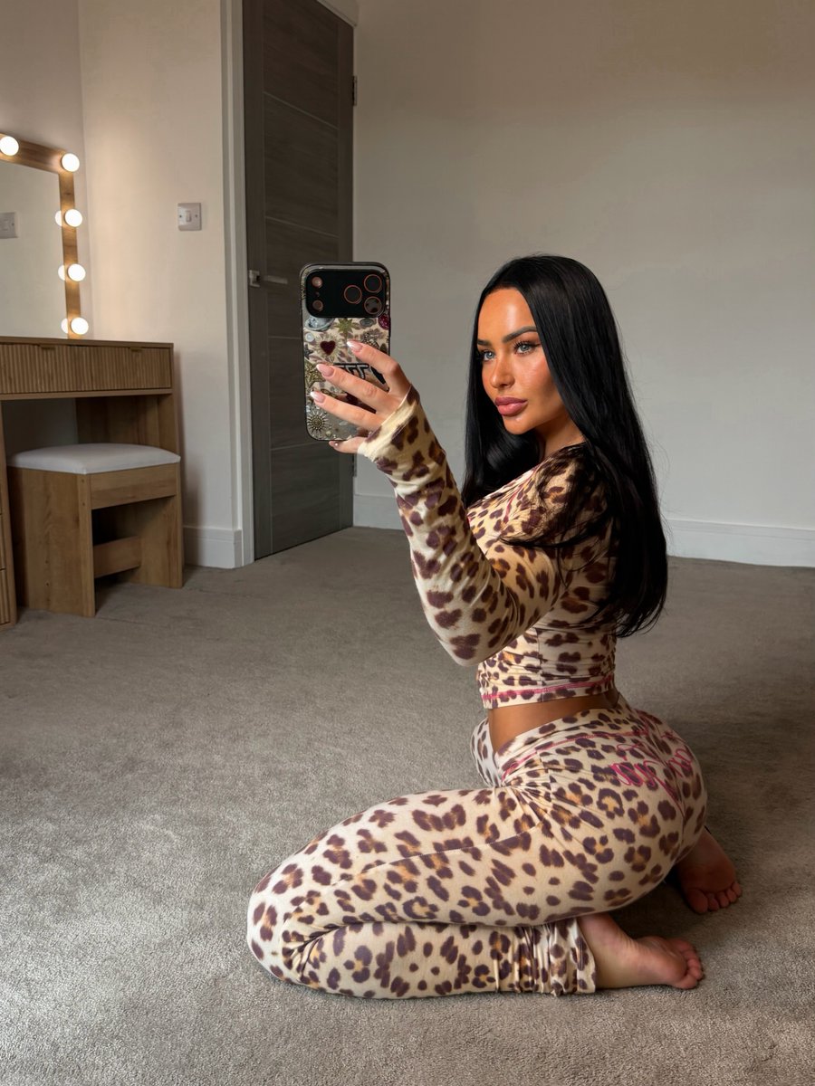 Goddessscourtt's tweet photo. Say “please” and you’ll get a cheeky drop in your DMs😉 https://t.co/O6B3cdenks