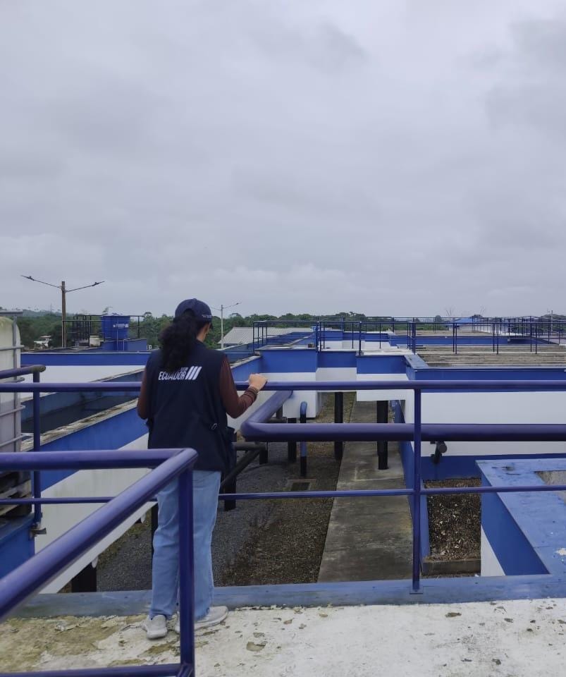 Arcsa_Ec's tweet photo. ¡Controlamos la calidad del agua para #SantoDomingo! 🔎💧
Nuestros técnicos inspeccionan la planta potabilizadora que surte líquido vital a la capital tsáchila, con el fin de que mantenga niveles óptimos que aseguren su calidad.
#ArcsaControla ✅
#GobiernoDelEcuador 🇪🇨 https://t.co/GEsHuWkEz8