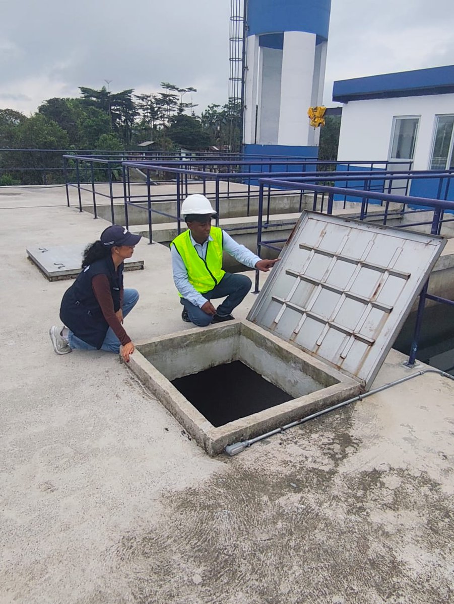 Arcsa_Ec's tweet photo. ¡Controlamos la calidad del agua para #SantoDomingo! 🔎💧
Nuestros técnicos inspeccionan la planta potabilizadora que surte líquido vital a la capital tsáchila, con el fin de que mantenga niveles óptimos que aseguren su calidad.
#ArcsaControla ✅
#GobiernoDelEcuador 🇪🇨 https://t.co/GEsHuWkEz8