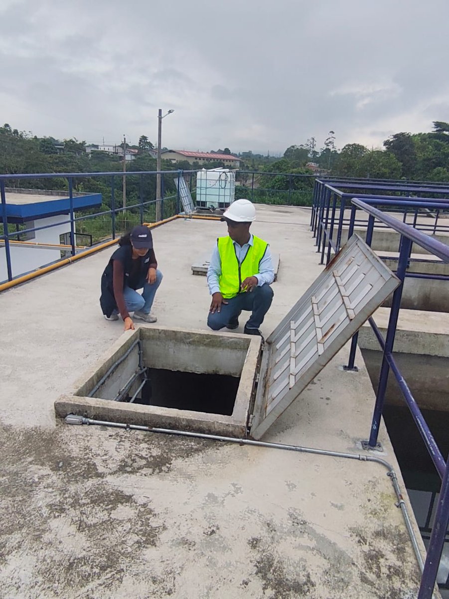 Arcsa_Ec's tweet photo. ¡Controlamos la calidad del agua para #SantoDomingo! 🔎💧
Nuestros técnicos inspeccionan la planta potabilizadora que surte líquido vital a la capital tsáchila, con el fin de que mantenga niveles óptimos que aseguren su calidad.
#ArcsaControla ✅
#GobiernoDelEcuador 🇪🇨 https://t.co/GEsHuWkEz8