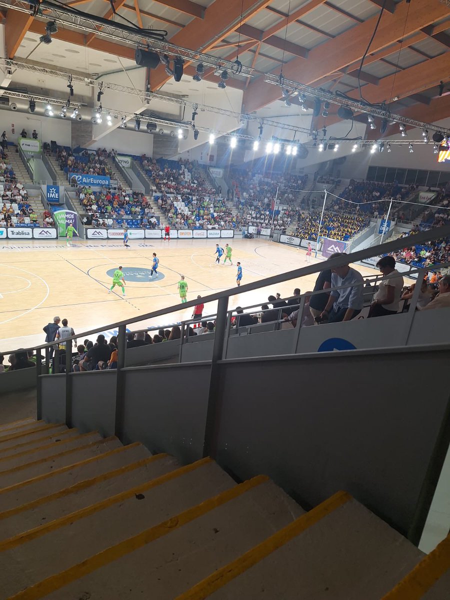 TomeuTerrasa's tweet photo. Gran remontada del @PalmaFutsal 

Es urgente que el tricampeón de Europa y el Mundo tenga un arena moderno y con todo tipo de comodidades como aire acondicionado, accesos funcionales y asientos cómodos.

El Palau d'Esports de Son Moix se ha quedado obsoleto. https://t.co/L0SpEP1yfr
