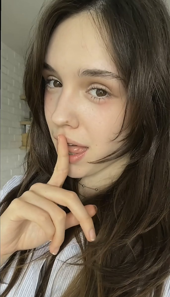 ellahuea's tweet photo. Örnek olması için koyuyorum antrenman olsun diye canım sıkıldı dedim ben niye kız istemeye gitmeyeyim ciddi diyorum kafa bulmuyorum deneme amaçlı aslında youtubeye güzel içerik çıkar isteyeceğim kızda hemen hemen bu kıza benziyor 22 yaşında yeni mezun olmuş taze kütür kütür erik. https://t.co/uqBGg8vcAt