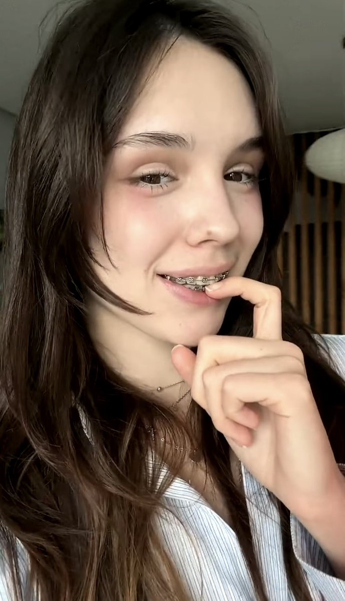 ellahuea's tweet photo. Örnek olması için koyuyorum antrenman olsun diye canım sıkıldı dedim ben niye kız istemeye gitmeyeyim ciddi diyorum kafa bulmuyorum deneme amaçlı aslında youtubeye güzel içerik çıkar isteyeceğim kızda hemen hemen bu kıza benziyor 22 yaşında yeni mezun olmuş taze kütür kütür erik. https://t.co/uqBGg8vcAt