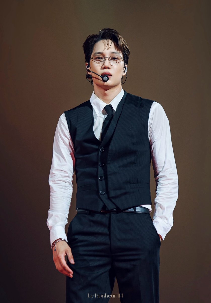 luviskai's tweet photo. i hope he knows how good he looks in that suit https://t.co/BG3CaKHJJ6