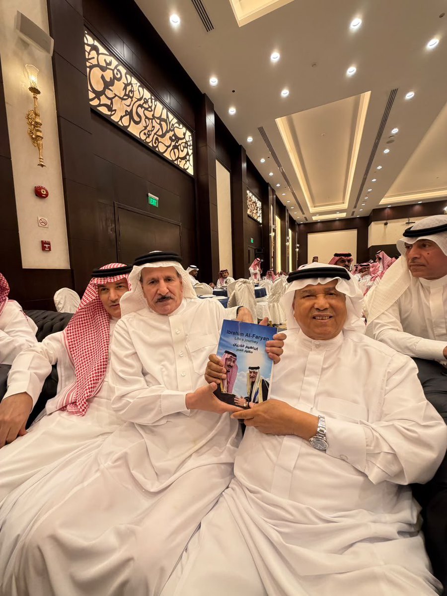 ibra_alfrayan's tweet photo. اهداء كتابي مشوار العمر وسجادة خالتي لفنان العرب محمد عبده 🌹🌹🌹🌹🌹🌹🌹 https://t.co/jkSg1GDcj8