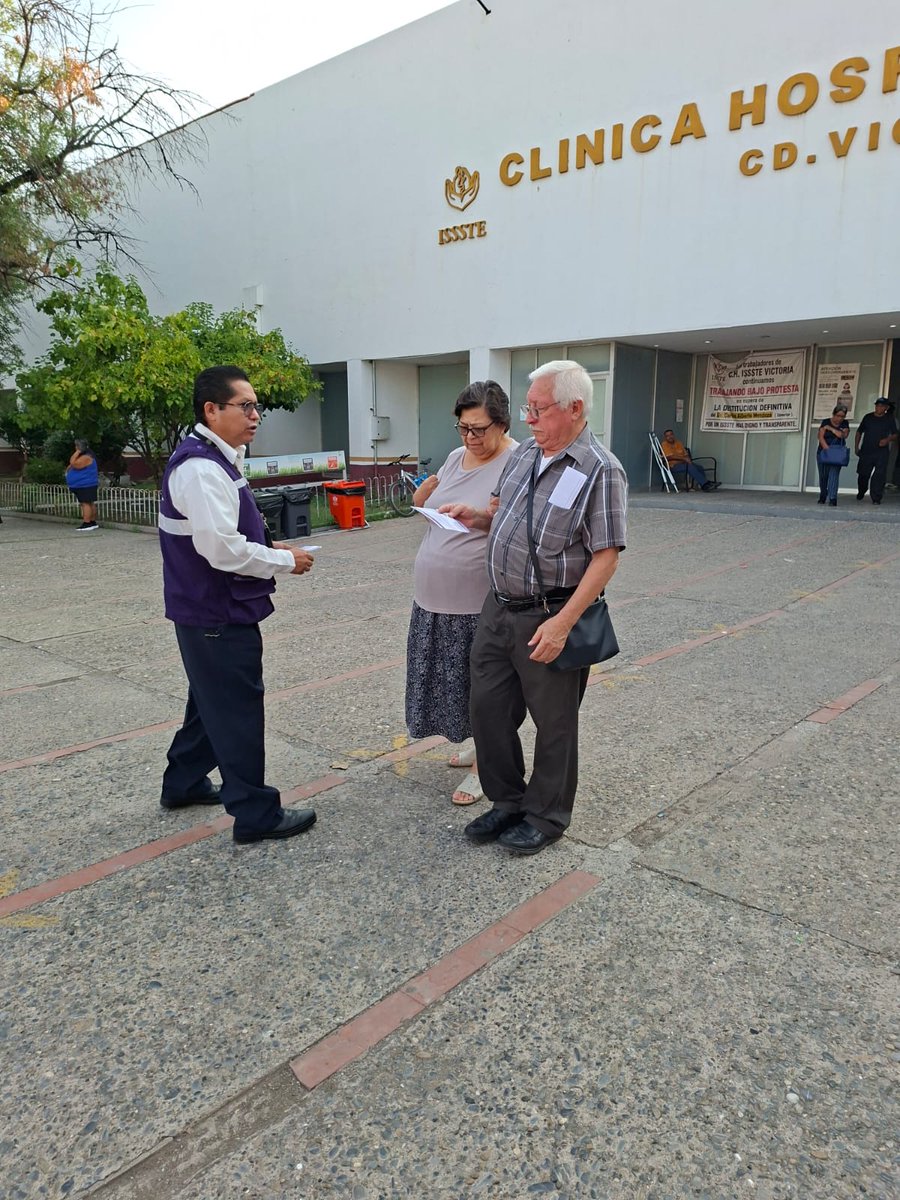 IfdpTamps's tweet photo. El Asesor Jurídico Samuel Mares Contreras realizó una brigada informativa en las inmediaciones del ISSSTE en Ciudad Victoria, Tamaulipas, donde compartió información sobre los derechos de las personas con discapacidad. 🤝📚
#IFDP #PersonasConDiscapacidad #Discapacidad #Inclusión https://t.co/UQOMWcBUmx