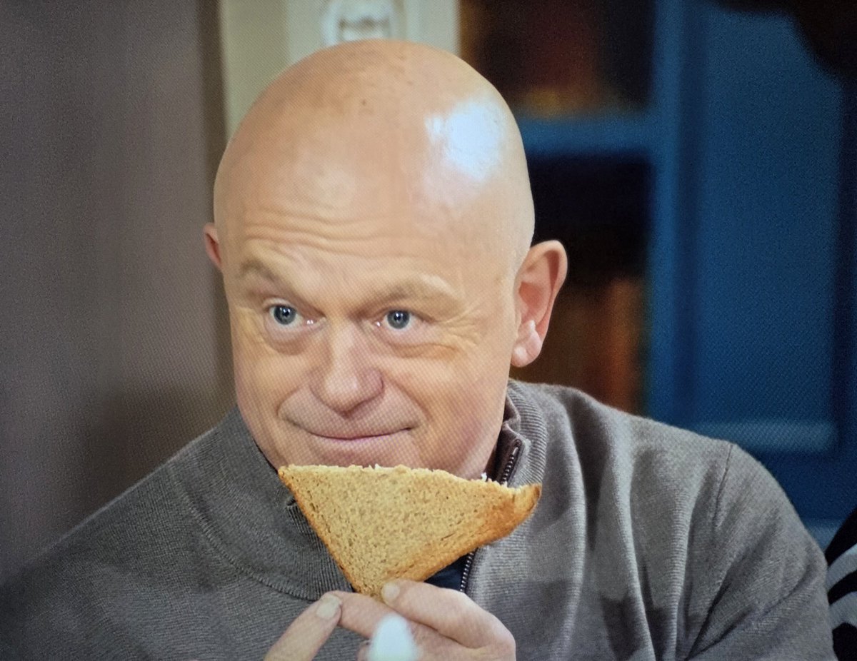 MCTimbo's tweet photo. Give this man a BAFTA immediately! 🍞

#celebritytraitors #thetraitors https://t.co/QUx1lO3SZ3