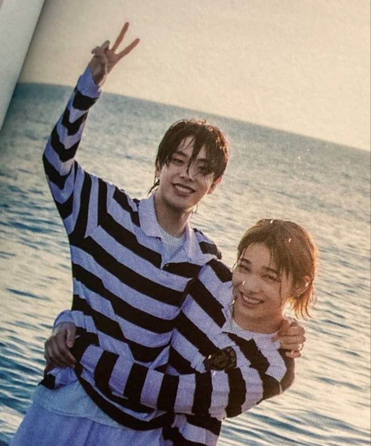 crazyoverni_ki's tweet photo. ni-ki, who grew up surrounded by women and didn't know how to make friends with other boys, but luckily, jake was there to help him❤️‍🩹 https://t.co/ENMcyXdMCs