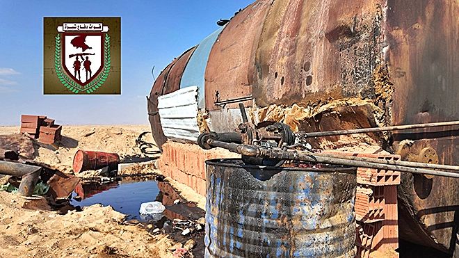alayyam_info's tweet photo. شاهد| قوات دفاع شبوة تُداهم موقعًا غير قانوني لتكرير النفط وتضبط عصابة تهريب

عتق«الأيام» خاص:
نفّذت قوة عسكرية من اللواء الأول لقوات دفاع شبوة، حملة عسكرية استهدفت موقعاً غير قانوني لتكرير المازوت المهرب واستخراج مادة الديزل في مديرية دهر شمال شرق المحافظة، بتوجيهات من محافظ المحافظة ورئيس اللجنة الأمنية الشيخ عوض محمد بن الوزير العولقي، وإشراف القائد العام لقوات دفاع شبوة العميد فوزي حسين السعدي، ومتابعة قائد اللواء الأول العميد محمد علي حسين.

وأسفرت العملية عن السيطرة الكاملة على الموقع وتامينة، والقبض على اثنين من عناصر العصابة،وضبط آليات ومعدات ومستودعات ومركبة تستخدم في عمليات التكرير والتهريب.

وأوضح قائد اللواء الأول أن العملية جاءت عقب رصد ومتابعة استخباراتية دقيقة لتحركات عناصر من "خارج المحافظة"، ثبت تورطها في تكرير المازوت واستخراج مادة الديزل وتهريب المشتقات النفطية، في محاولة للعبث بثروات المحافظة ومقدراتها.

وأكد القائد العام لقوات دفاع شبوة أن العملية تعكس الجاهزية العالية واليقظة العسكرية للقوات في حماية ثروات المحافظة ومواجهة مختلف التهديدات، مشدداً على أن قوات دفاع شبوة ستضرب بيد من حديد ولن تتهاون مع أي جهة أو أفراد يحاولون المساس بأمن المحافظة أو العبث بحقوق ومكتسبات أبنائها، أياً كانت صفتهم. 

#الأيام #عاجل #شبوة #عتق #قوات_دفاع_شبوة #تهريب_النفط #تكرير_النفط