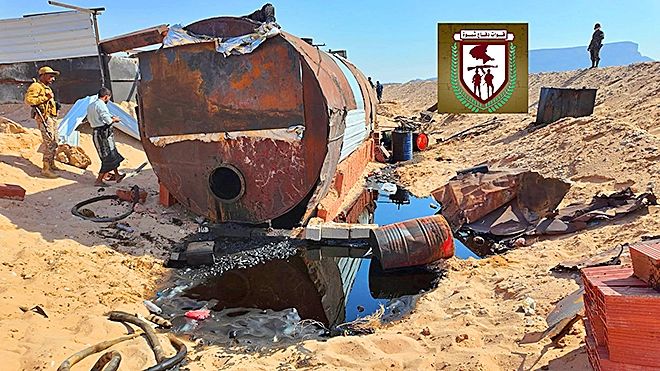 alayyam_info's tweet photo. شاهد| قوات دفاع شبوة تُداهم موقعًا غير قانوني لتكرير النفط وتضبط عصابة تهريب

عتق«الأيام» خاص:
نفّذت قوة عسكرية من اللواء الأول لقوات دفاع شبوة، حملة عسكرية استهدفت موقعاً غير قانوني لتكرير المازوت المهرب واستخراج مادة الديزل في مديرية دهر شمال شرق المحافظة، بتوجيهات من محافظ المحافظة ورئيس اللجنة الأمنية الشيخ عوض محمد بن الوزير العولقي، وإشراف القائد العام لقوات دفاع شبوة العميد فوزي حسين السعدي، ومتابعة قائد اللواء الأول العميد محمد علي حسين.

وأسفرت العملية عن السيطرة الكاملة على الموقع وتامينة، والقبض على اثنين من عناصر العصابة،وضبط آليات ومعدات ومستودعات ومركبة تستخدم في عمليات التكرير والتهريب.

وأوضح قائد اللواء الأول أن العملية جاءت عقب رصد ومتابعة استخباراتية دقيقة لتحركات عناصر من "خارج المحافظة"، ثبت تورطها في تكرير المازوت واستخراج مادة الديزل وتهريب المشتقات النفطية، في محاولة للعبث بثروات المحافظة ومقدراتها.

وأكد القائد العام لقوات دفاع شبوة أن العملية تعكس الجاهزية العالية واليقظة العسكرية للقوات في حماية ثروات المحافظة ومواجهة مختلف التهديدات، مشدداً على أن قوات دفاع شبوة ستضرب بيد من حديد ولن تتهاون مع أي جهة أو أفراد يحاولون المساس بأمن المحافظة أو العبث بحقوق ومكتسبات أبنائها، أياً كانت صفتهم. 

#الأيام #عاجل #شبوة #عتق #قوات_دفاع_شبوة #تهريب_النفط #تكرير_النفط