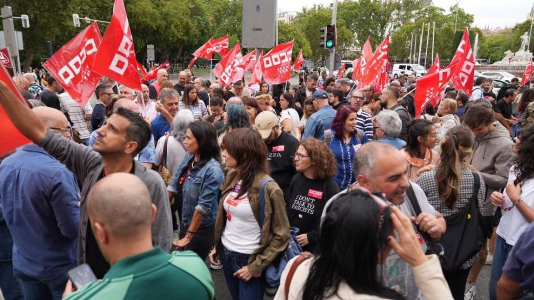 CCOO's tweet photo. Tras el rechazo en el Congreso a los decretos de vivienda, CCOO y UGT llaman a la movilización social 📢🏠

La vivienda no puede ser un negocio mientras destruye los salarios de las familias. 

¡Este fin de semana, todas a las calles! ✊ 

https://t.co/gead1PfRx3 https://t.co/fsfDUu1GlN