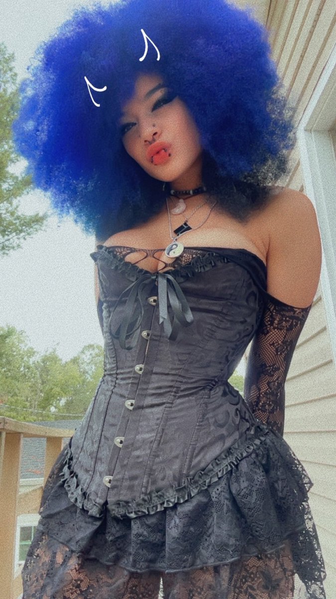 Gothicbratkitty's tweet photo. I love this outfit so much π€β¨π»#gothic #afrogoth #afro #alt #gothicgf #pierced #sexy #hot #cute #beauty #Beautifulpost #fall #FallStyle #goth #gothgf https://t.co/renRQwCSKz