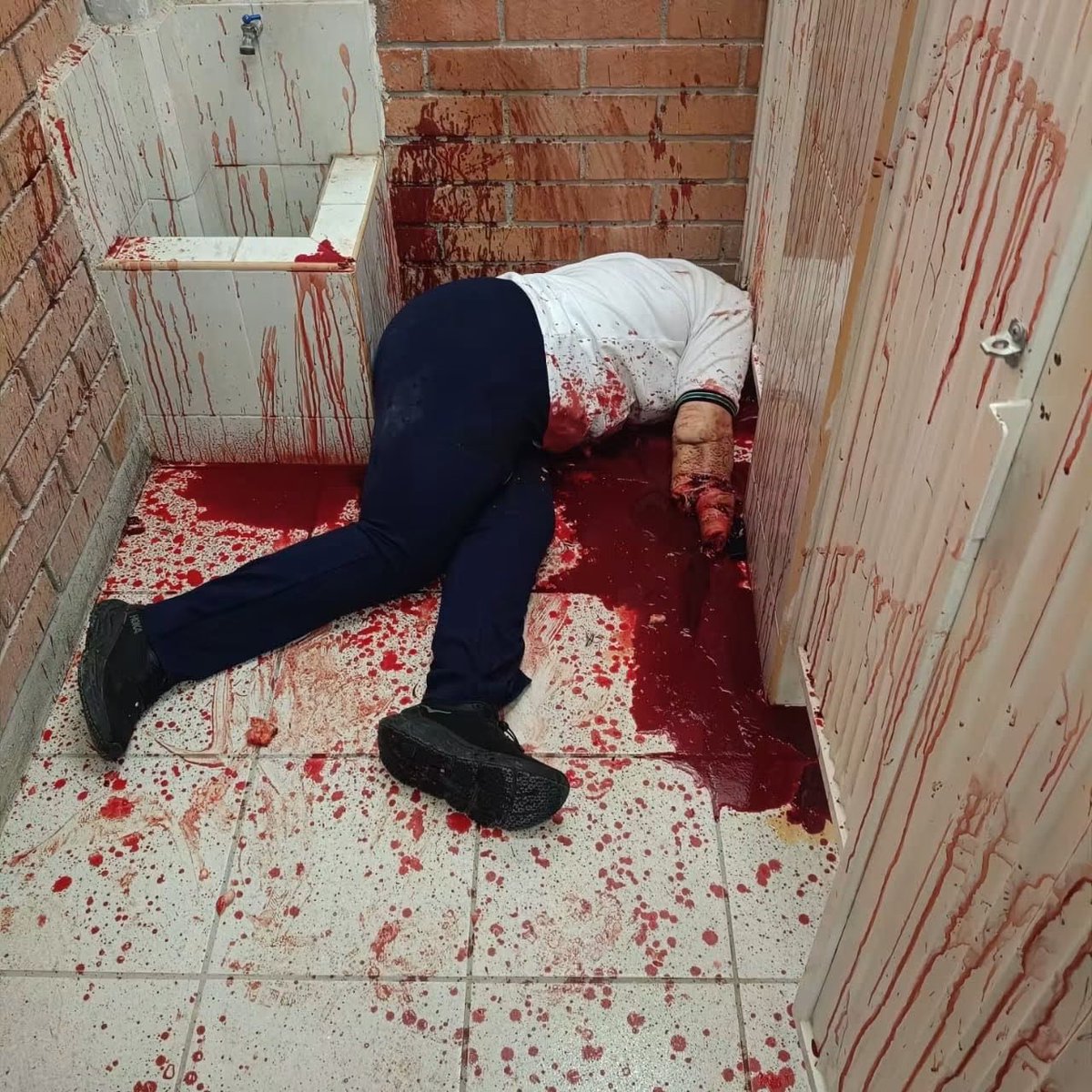 DanHerrera302's tweet photo. Imagenes del ataque en la secundaria 13 de #Torreón causa la muerte de un docente. hay 2 detenidos, los causantes son hermanos de 18 años y entraron al plantel ubicado en el ejido la Unión armados con armas blancas Tácticas y explosivos 🧨 https://t.co/iLl9a0RggK