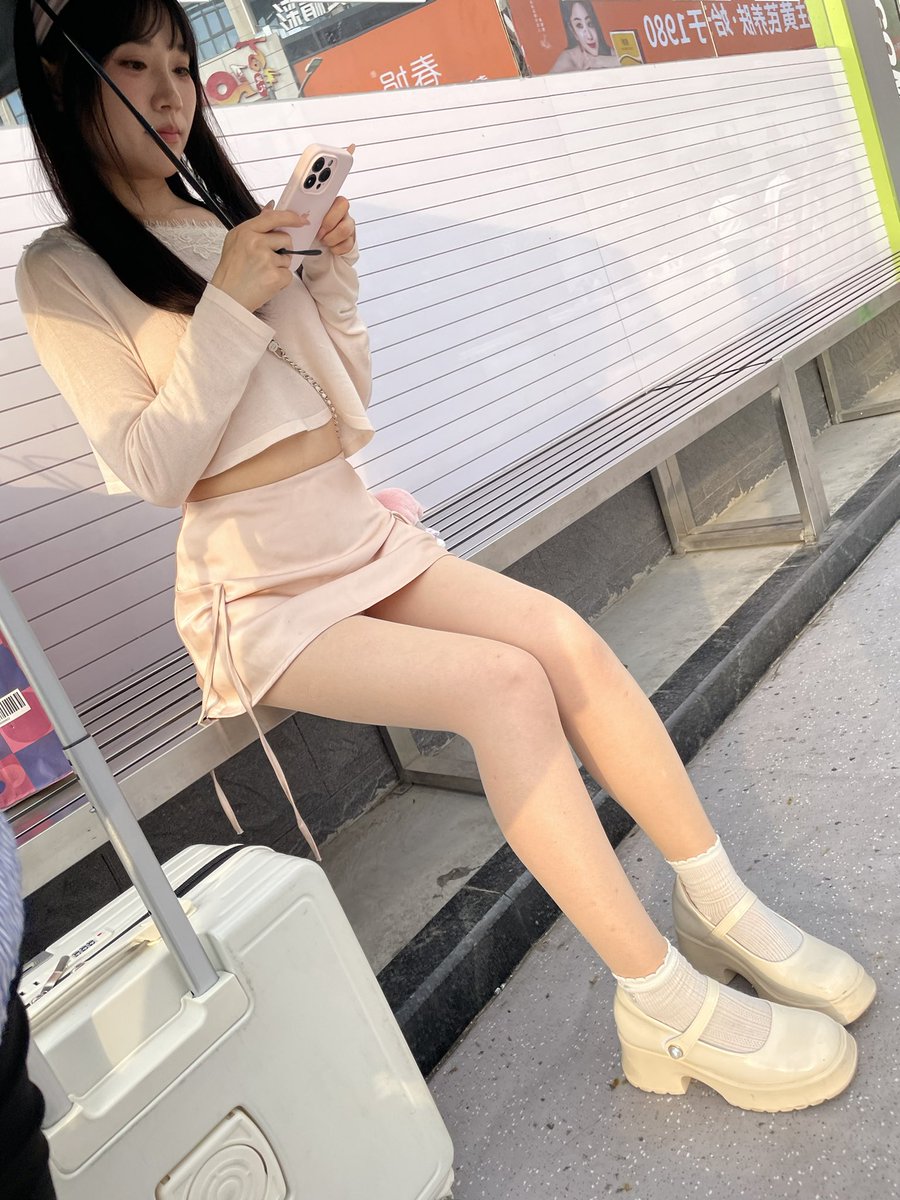 bnchx123's tweet photo. 拍到一位绝美小姐姐 ��面打电话哭了 哭哭都很好看 #街拍 #肉丝 https://t.co/dkSllBwM6Z