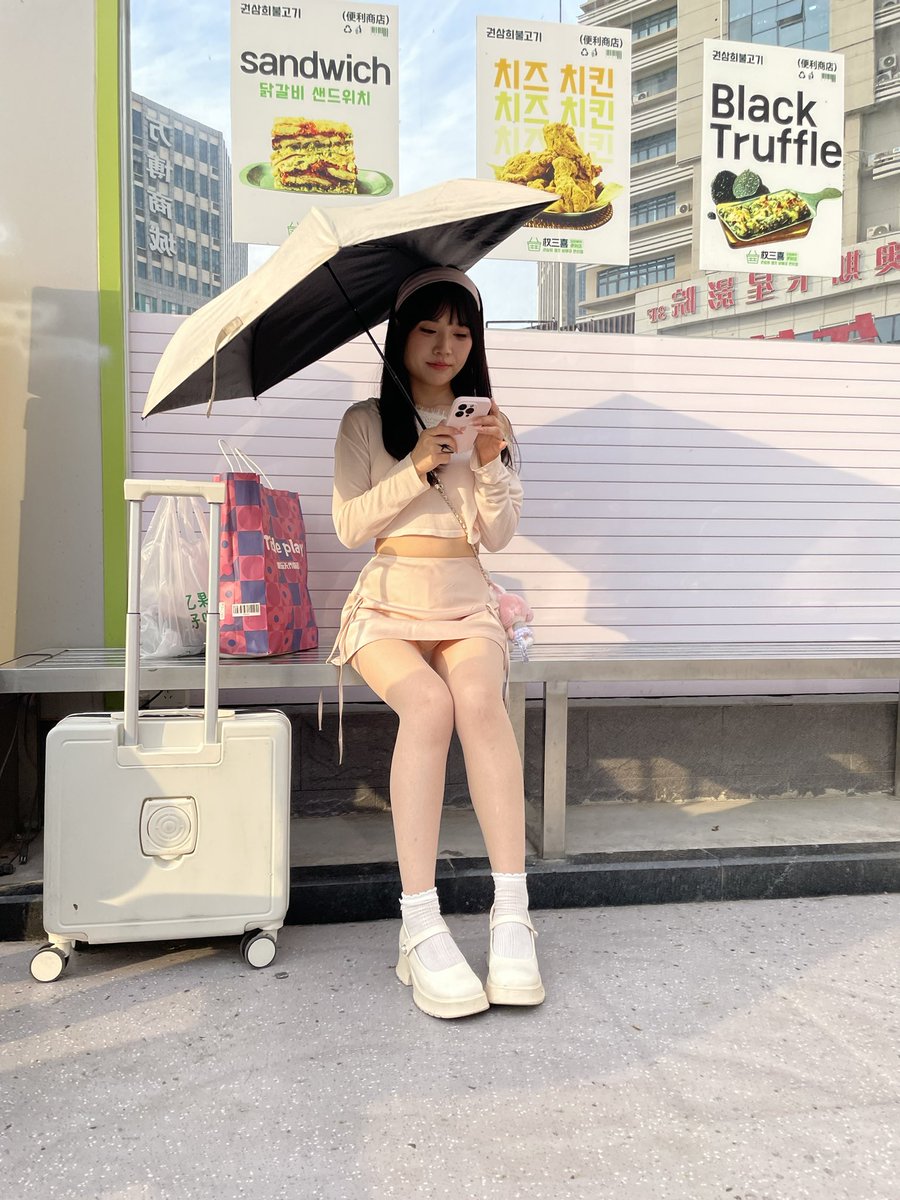 bnchx123's tweet photo. 拍到一位绝美小姐姐 ��面打电话哭了 哭哭都很好看 #街拍 #肉丝 https://t.co/dkSllBwM6Z
