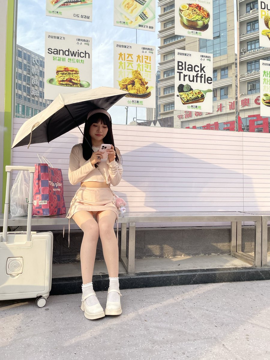 bnchx123's tweet photo. 拍到一位绝美小姐姐 ��面打电话哭了 哭哭都很好看 #街拍 #肉丝 https://t.co/dkSllBwM6Z